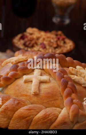 Torta di lava serba con una croce, primo piano. Slavski kolač. Pane decorativo per feste tradizionali. Foto Stock