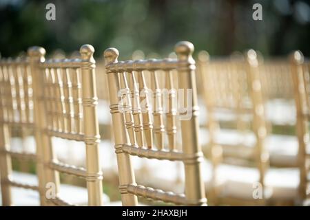 Sedie chiavari dorate alla cerimonia di nozze all'aperto Foto Stock
