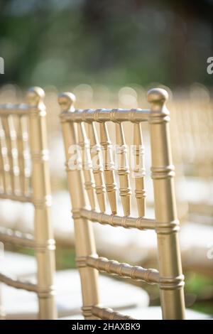 Sedie chiavari dorate alla cerimonia di nozze all'aperto Foto Stock