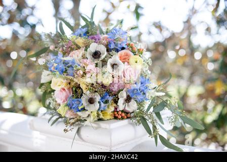 Bouquet Brides con fiori rosa, bianco, blu e giallo Foto Stock