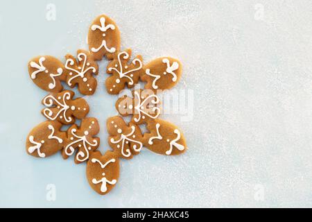 Biscotto di pan di zenzero fatto in casa di Natale su sfondo bianco con spazio copia Foto Stock