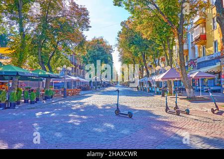 POLTAVA, UCRAINA - 22 AGOSTO 2021: La mattina passeggiata lungo Sobornosti Street, la strada centrale con numerosi ristoranti e negozi, il 22 agosto in Foto Stock