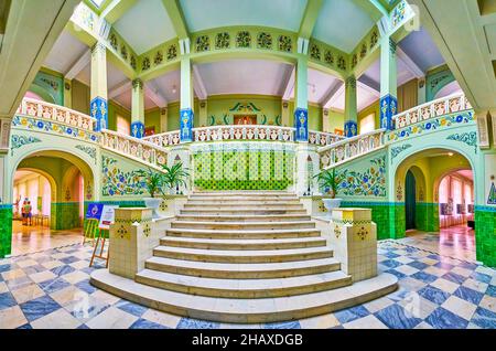 POLTAVA, UCRAINA - 22 AGOSTO 2021: La grande scala del museo di storia locale, l'edificio storico con ricche decorazioni, il 22 agosto a Poltava Foto Stock