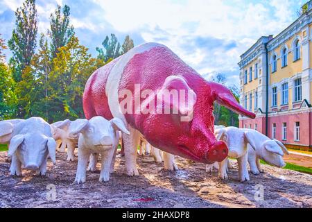 POLTAVA, UCRAINA - 22 AGOSTO 2021: Il monumento a una scrofa e suinetti di razza poltava di carne, situato vicino al Pig-breeding Ricerca scientifica in Foto Stock