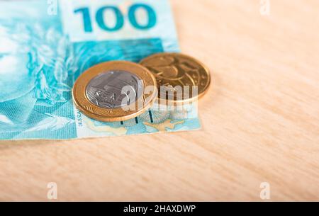 Valuta reale, denaro dal Brasile. 100 banconote da reais con monete brasiliane. Foto Stock