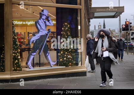 Edimburgo {cojountry} Dicembre 15 2021. Johnnie Walker su Princes Street prima di Natale. Credit sst/alamy live news Foto Stock