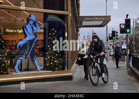 Edimburgo {cojountry} Dicembre 15 2021. Johnnie Walker su Princes Street prima di Natale. Credit sst/alamy live news Foto Stock