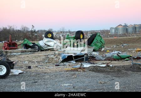 Mayfield, Stati Uniti d'America. 12th Dic 2021. Mayfield, Stati Uniti d'America. 12 dicembre 2021. I macchinari agricoli sono dispersi e distrutti dopo i devastanti tornado che hanno attraversato quattro stati distruggendo edifici e uccidendo decine di dicembre 12, 2021 a Mayfield, Kentucky. Credit: S1c Benjamin Crane/U.S. Army/Alamy Live News Foto Stock