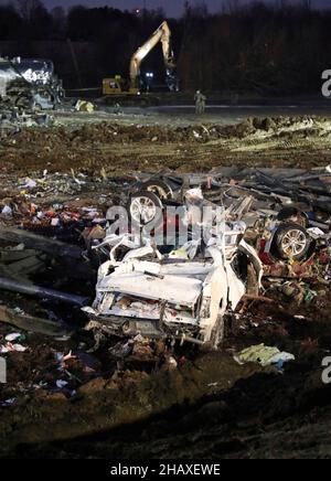 Mayfield, Stati Uniti d'America. 12th Dic 2021. Mayfield, Stati Uniti d'America. 12 dicembre 2021. I guardiani nazionali dell'esercito degli Stati Uniti e le squadre di risposta di emergenza assistono nell'eliminazione dei detriti dopo i devastanti tornado che hanno spazzato attraverso quattro stati distruggendo gli edifici e uccidendo dozzine 12 dicembre 2021 a Mayfield, Kentucky. Credit: S1c Benjamin Crane/U.S. Army/Alamy Live News Foto Stock