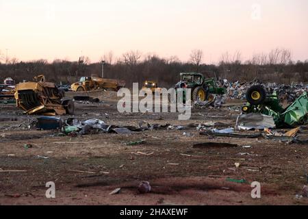 Mayfield, Stati Uniti d'America. 12th Dic 2021. Mayfield, Stati Uniti d'America. 12 dicembre 2021. I macchinari agricoli sono dispersi e distrutti dopo i devastanti tornado che hanno attraversato quattro stati distruggendo edifici e uccidendo decine di dicembre 12, 2021 a Mayfield, Kentucky. Credit: S1c Benjamin Crane/U.S. Army/Alamy Live News Foto Stock