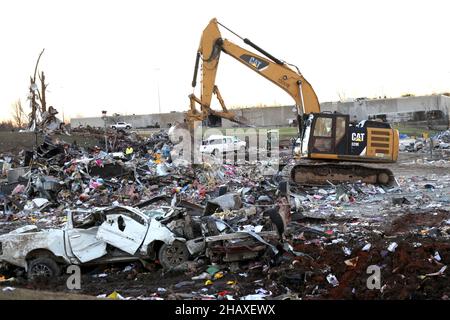 Mayfield, Stati Uniti d'America. 12th Dic 2021. Mayfield, Stati Uniti d'America. 12 dicembre 2021. Le case e i veicoli si trovano sparsi, distrutti da devastanti tornado che hanno attraversato quattro stati distruggendo edifici e uccidendo decine di dicembre 12, 2021 a Mayfield, Kentucky. Credit: S1c Benjamin Crane/U.S. Army/Alamy Live News Foto Stock