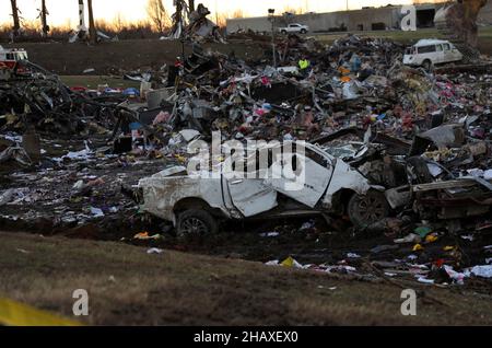 Mayfield, Stati Uniti d'America. 12th Dic 2021. Mayfield, Stati Uniti d'America. 12 dicembre 2021. Le case e i veicoli si trovano sparsi, distrutti da devastanti tornado che hanno attraversato quattro stati distruggendo edifici e uccidendo decine di dicembre 12, 2021 a Mayfield, Kentucky. Credit: S1c Benjamin Crane/U.S. Army/Alamy Live News Foto Stock