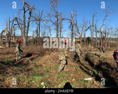 Mayfield, Stati Uniti d'America. 15th Dic 2021. Mayfield, Stati Uniti d'America. 15 dicembre 2021. I guardiani nazionali dell'esercito degli Stati Uniti assistono nell'eliminazione dei detriti dopo i devastanti tornado che hanno spazzato attraverso quattro stati distruggendo edifici e uccidendo dozzine 15 dicembre 2021 a Mayfield, Kentucky. Credit: S1c Benjamin Crane/U.S. Army/Alamy Live News Foto Stock