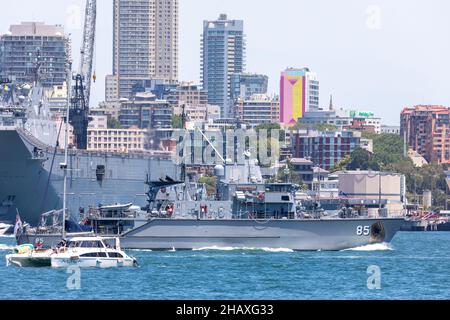 Royal Australian Navy base a Garden Island, la grande nave HMAS Canberra e 85 HMAS Gascoyne 2 la nave cacciatrice di mine, Sydney, Australia Foto Stock