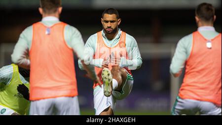 15th dicembre 2021; Victoria Park, Dingwall, Scozia, Scottish Premier League Football, Ross County versus Celtic; Cameron carter-Vickers of Celtic si riscalda Foto Stock