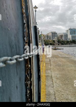 Barche appoggiate contro un muro nel porto, Bugibba, Malta Foto Stock
