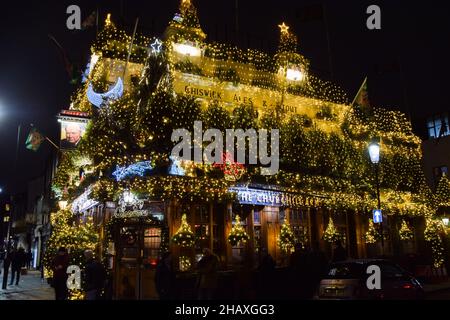 Londra, Regno Unito 15th dicembre 2021. Decorazioni natalizie al Churchill Arms di Kensington. 80 alberi e migliaia di luci adornano l'esterno del famoso pub. Credit: Vuk Valcic / Alamy Live News Foto Stock