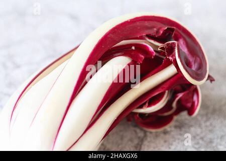 Radicchio Rosso di Treviso. Rosso brillante con un sapore leggermente amaro, Radicchio Rosso di Treviso IGP utilizza l'acqua naturale di sorgente per far uscire i suoi parti Foto Stock