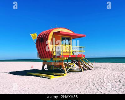 13th Street Lifeguard torre con bandiera gialla battenti, Miami Beach, Miami, Florida, Stati Uniti Foto Stock