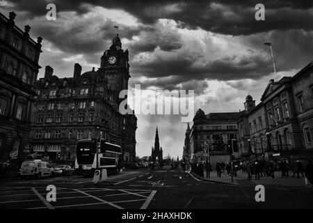 Una vista lungo Princes Street con l'hotel balmoral, Scozia Foto Stock