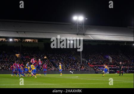 James Ward-Prowse di Southampton segna il primo goal al al suo fianco per livellare il punteggio a 1-1 durante la partita della Premier League a Selhurst Park, Londra. Data foto: Mercoledì 15 dicembre 2021. Foto Stock