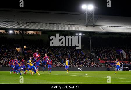 James Ward-Prowse di Southampton segna il primo goal al al suo fianco per livellare il punteggio a 1-1 durante la partita della Premier League a Selhurst Park, Londra. Data foto: Mercoledì 15 dicembre 2021. Foto Stock