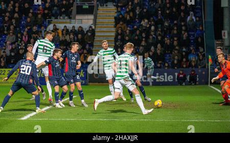 15th dicembre 2021; Victoria Park, Dingwall, Scozia, Scottish Premier League Football, Ross County contro Celtic; NIR Bitton di teste celtiche verso Ross County Goal Foto Stock