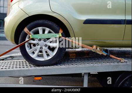 Meccanismo di fissaggio della cinghia della ruota dell'auto del carrello di traino Foto Stock