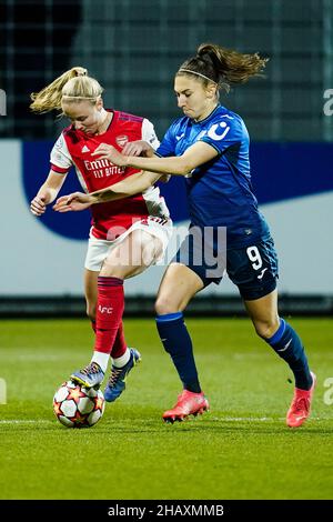 Sinsheim, Germania. 15th Dic 2021. Calcio, Donne: Champions League, TSG 1899 Hoffenheim - Arsenal WFC, fase di gruppo, gruppo C, giorno di incontro 6, Dietmar Hopp Stadium. Beth Mead (l) di Arsenal e Katharina Naschenweng di Hoffenheim lottano per la palla. Credit: Uwe Anspach/dpa/Alamy Live News Foto Stock