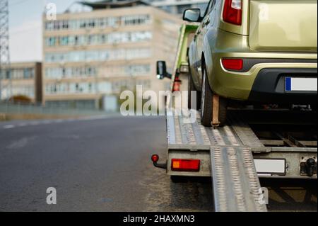 Vettura rotta in piedi sul carro attrezzi con pianale Foto Stock