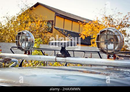 Chernihiv, Ucraina - 15 ottobre 2019: Lanterne sul tetto di un SUV primo piano Foto Stock