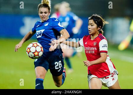 Sinsheim, Germania. 15th Dic 2021. Calcio, Donne: Champions League, TSG 1899 Hoffenheim - Arsenal WFC, fase di gruppo, gruppo C, giorno di incontro 6, Dietmar Hopp Stadium. Laura Wienroither (l) di Hoffenheim e Mana Iwabuchi di Arsenal lottano per la palla. Credit: Uwe Anspach/dpa/Alamy Live News Foto Stock