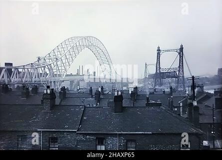 Il ponte Silver Jubilee Bridge è in costruzione alla fine del 1950s a Runcorn, Cheshire, Regno Unito Foto Stock