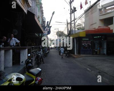 Una strada laterale nel resort di Pattaya, Tailandia Foto Stock