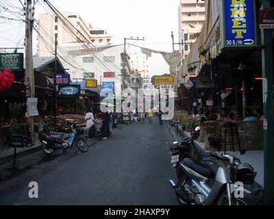 Una strada laterale nel resort di Pattaya, Tailandia Foto Stock