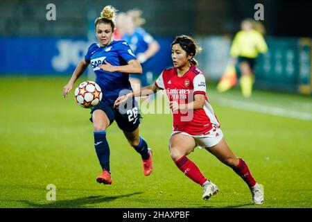 Sinsheim, Germania. 15th Dic 2021. Calcio, Donne: Champions League, TSG 1899 Hoffenheim - Arsenal WFC, fase di gruppo, gruppo C, giorno di incontro 6, Dietmar Hopp Stadium. Laura Wienroither (l) di Hoffenheim e Mana Iwabuchi di Arsenal lottano per la palla. Credit: Uwe Anspach/dpa/Alamy Live News Foto Stock