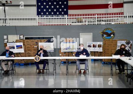 Mayfield, Stati Uniti d'America. 15th Dic 2021. Mayfield, Stati Uniti d'America. 15 dicembre 2021. Il presidente degli Stati Uniti Joe Biden durante un briefing sui recenti devastanti tornado all'aeroporto della contea di Mayfield Graves 15 dicembre 2021 a Mayfield, Kentucky. Seduti da sinistra a destra sono: Segretario della sicurezza interna Alejandro Mayorkas, Presidente Joe Biden, Governatore del Kentucky Andy Beshear e Amministratore del FEMA Deanne Criswell. Credit: Alexis Hall/FEMA/Alamy Live News Foto Stock