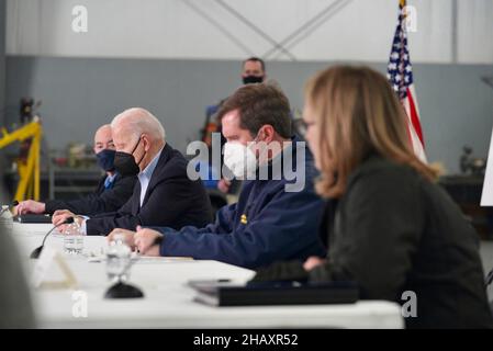 Mayfield, Stati Uniti d'America. 15th Dic 2021. Mayfield, Stati Uniti d'America. 15 dicembre 2021. Deanne Criswell, Right, e il governatore del Kentucky Andy Beshear, centro, durante un briefing sui recenti devastanti tornado all'aeroporto Mayfield Graves County 15 dicembre 2021 a Mayfield, Kentucky. Seduti da sinistra a destra sono: Segretario della sicurezza interna Alejandro Mayorkas, Presidente Joe Biden, Governatore del Kentucky Andy Beshear e Amministratore del FEMA Deanne Criswell. Credit: Alexis Hall/FEMA/Alamy Live News Foto Stock