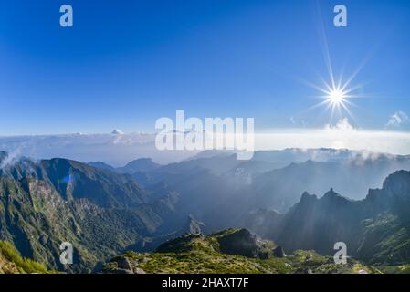 Alba in montagna intorno a Pico do Arieiro, Madeira, Portogallo Foto Stock