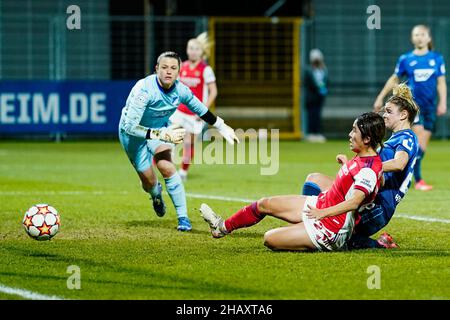 Sinsheim, Germania. 15th Dic 2021. Calcio, Donne: Champions League, TSG 1899 Hoffenheim - Arsenal WFC, fase di gruppo, gruppo C, giorno di incontro 6, Dietmar Hopp Stadium. Mana Iwabuchi (M) di Arsenal segna l'obiettivo di farlo 1:1. Credit: Uwe Anspach/dpa/Alamy Live News Foto Stock