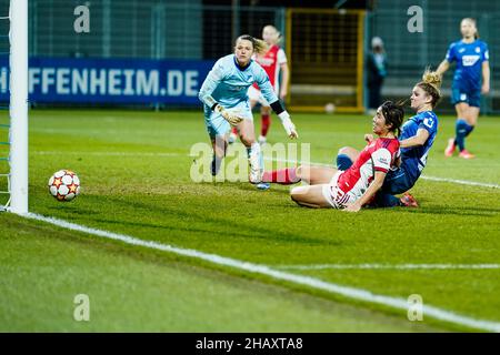 Sinsheim, Germania. 15th Dic 2021. Calcio, Donne: Champions League, TSG 1899 Hoffenheim - Arsenal WFC, fase di gruppo, gruppo C, giorno di incontro 6, Dietmar Hopp Stadium. Mana Iwabuchi (M) di Arsenal segna l'obiettivo di farlo 1:1. Credit: Uwe Anspach/dpa/Alamy Live News Foto Stock