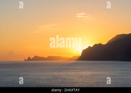 Alba sopra le scogliere di Ponta do Guindaste, Madeira Foto Stock