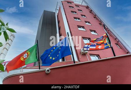 La bandiera nazionale del Portogallo, la bandiera dell'Unione europea e varie altre bandiere nazionali su un albergo di Quarteira, Portogallo. Foto Stock