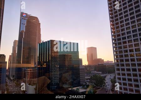 LOS ANGELES, STATI UNITI - Nov 06, 2021: Il paesaggio urbano del centro di Los Angles al tramonto, California, Stati Uniti Foto Stock
