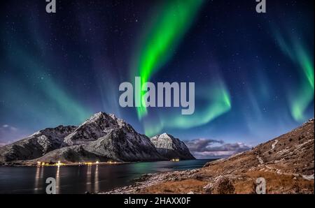 Aurora boreale sul monte Stornappstinden, Flakstad, Lofoten, Nordland, Norvegia Foto Stock