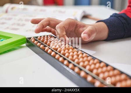 Fare matematica mentale o aritmetica mentale. Mano di ragazzino che usa abaco per calcolare. Imparare ad usare abacus nei corsi di matematica mentale. Un bambino che fa Foto Stock