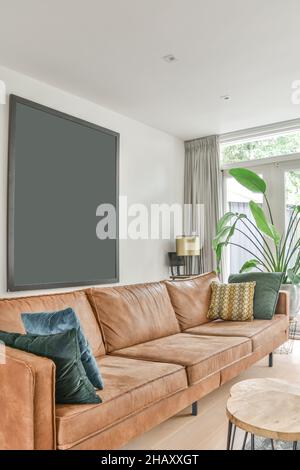 Interno di un moderno e spazioso appartamento arredato con divano