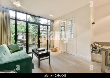 Interni di un moderno ed elegante soggiorno e hall Foto Stock