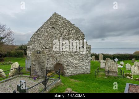 Le rovine di una chiesa del 13th secolo a Cranfield e St Olcan's Shrine sulle rive di Lough Neagh a Churchtown Point, Antrim, Irlanda del Nord Foto Stock