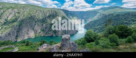 Dalla parte superiore di vista pittoresca di acque turchesi calme del canyon del fiume Syl con verde lussureggiante in Ribeira Sacra della regione della Galizia in Spagna Foto Stock